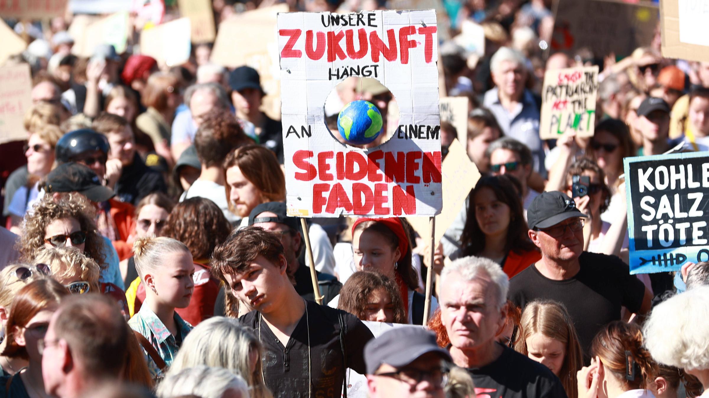 Klima-Aktivisten versammeln sich am Brandenburger Tor auf der Großdemo von Fridays For Future am 15.9.2023.