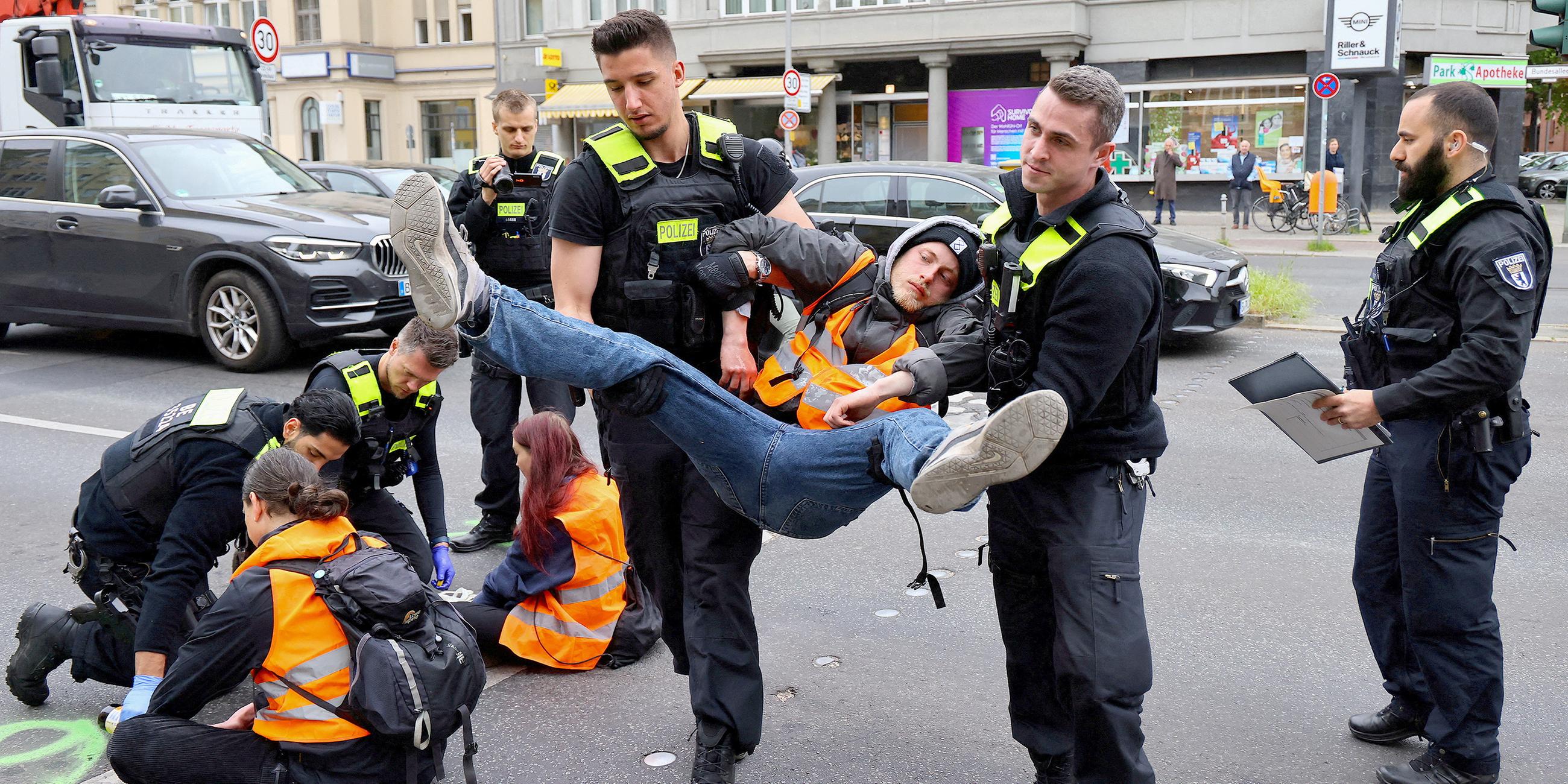 Polizisten tragen Klima-Aktivisten von einer Straße in Berlin-Steglitz. (Archiv)