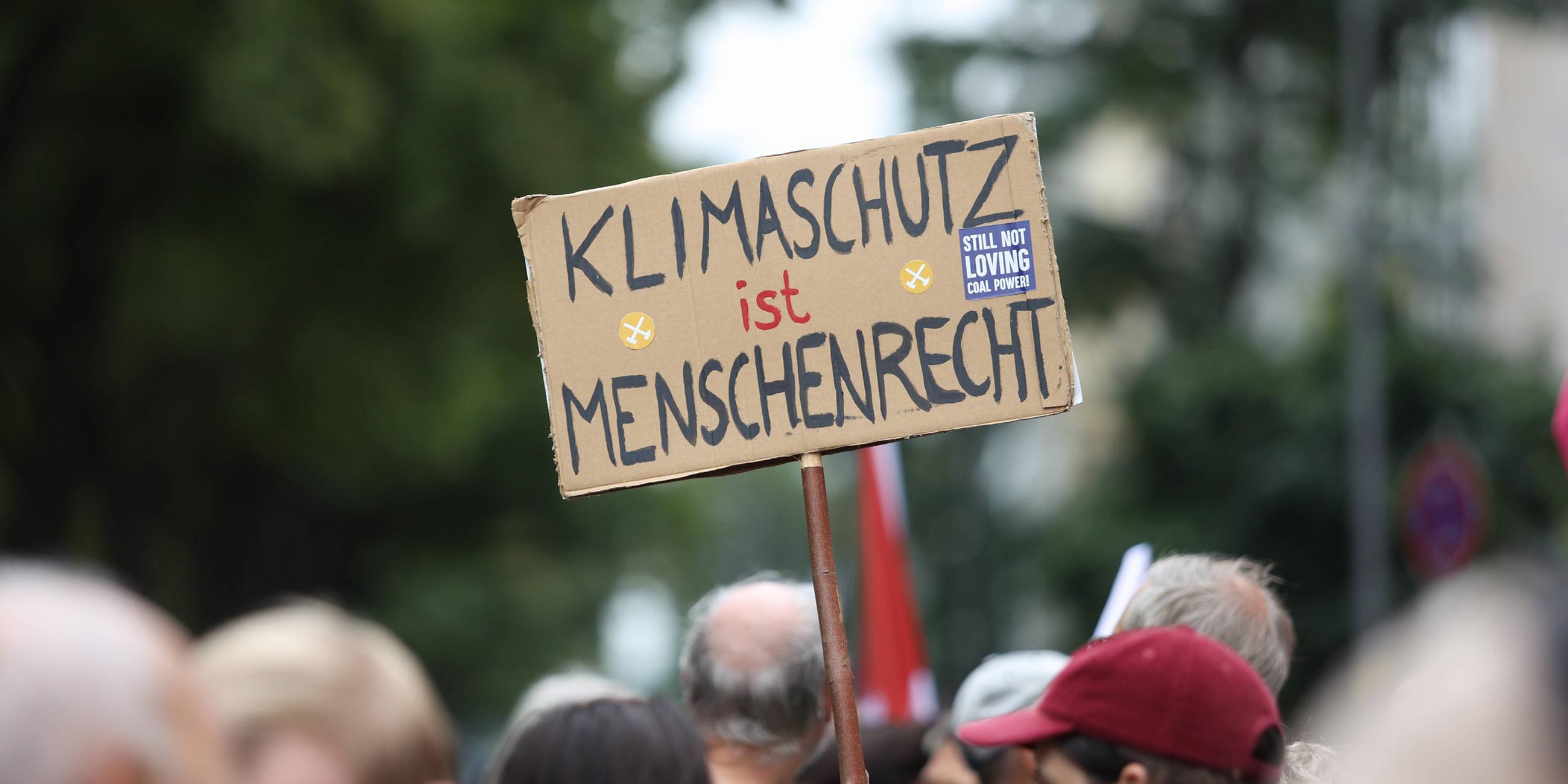 Demo Schild: Klimaschutz ist Menschenrecht