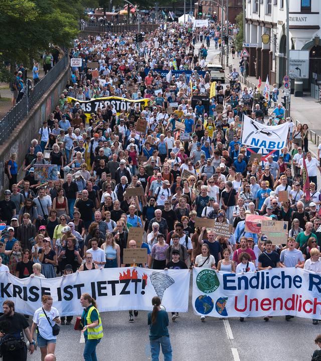 Demozug mit Bannern in Hamburg