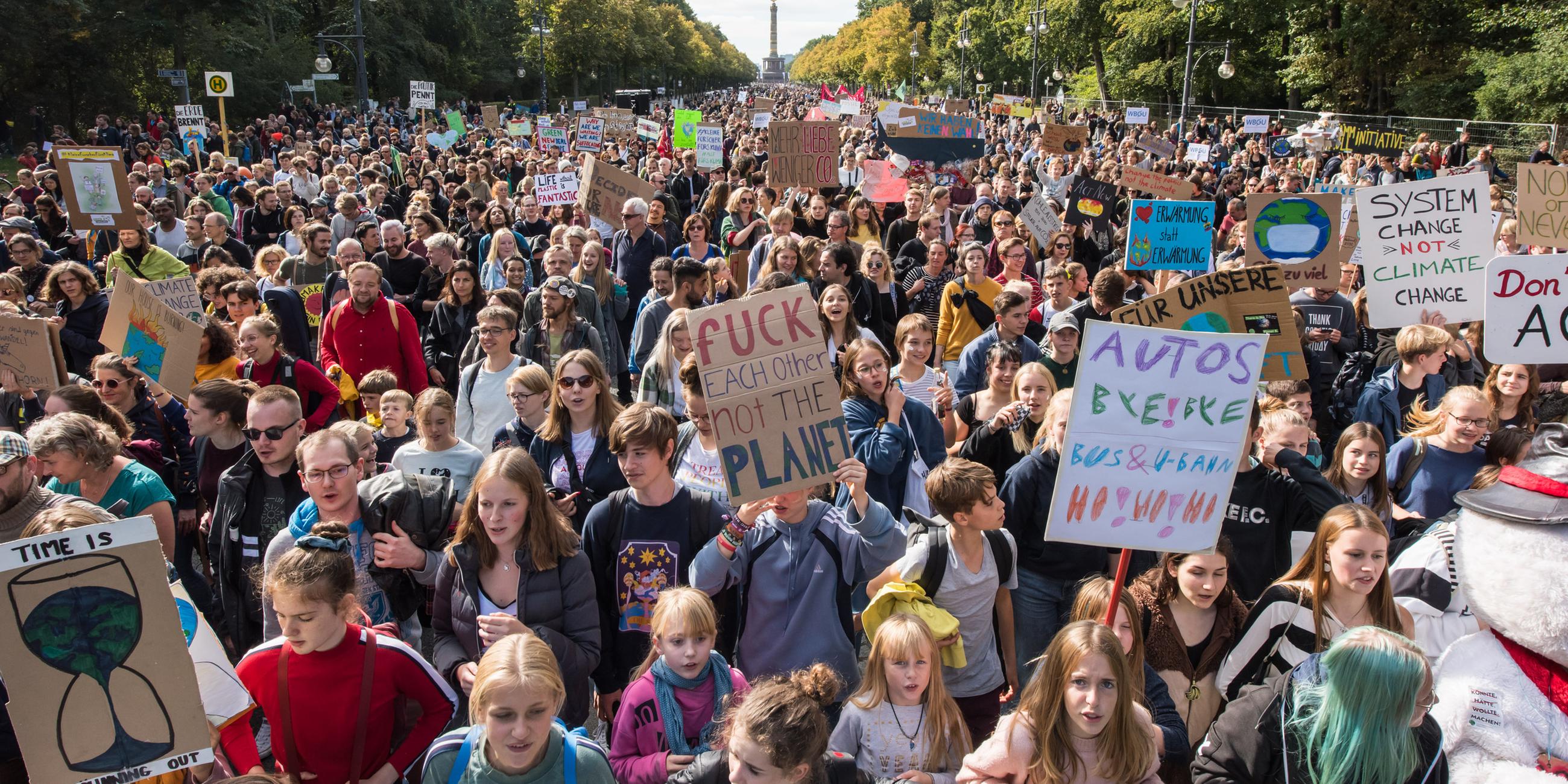 Mehr als 200.000 Menschen sind am Freitag (20.09.2019) in Berlin dem Aufruf von "Fridays for Future" zum Klimastreik gefolgt. 
