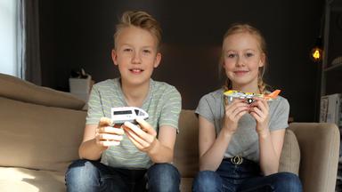 Moritz und Amelie auf einer Couch