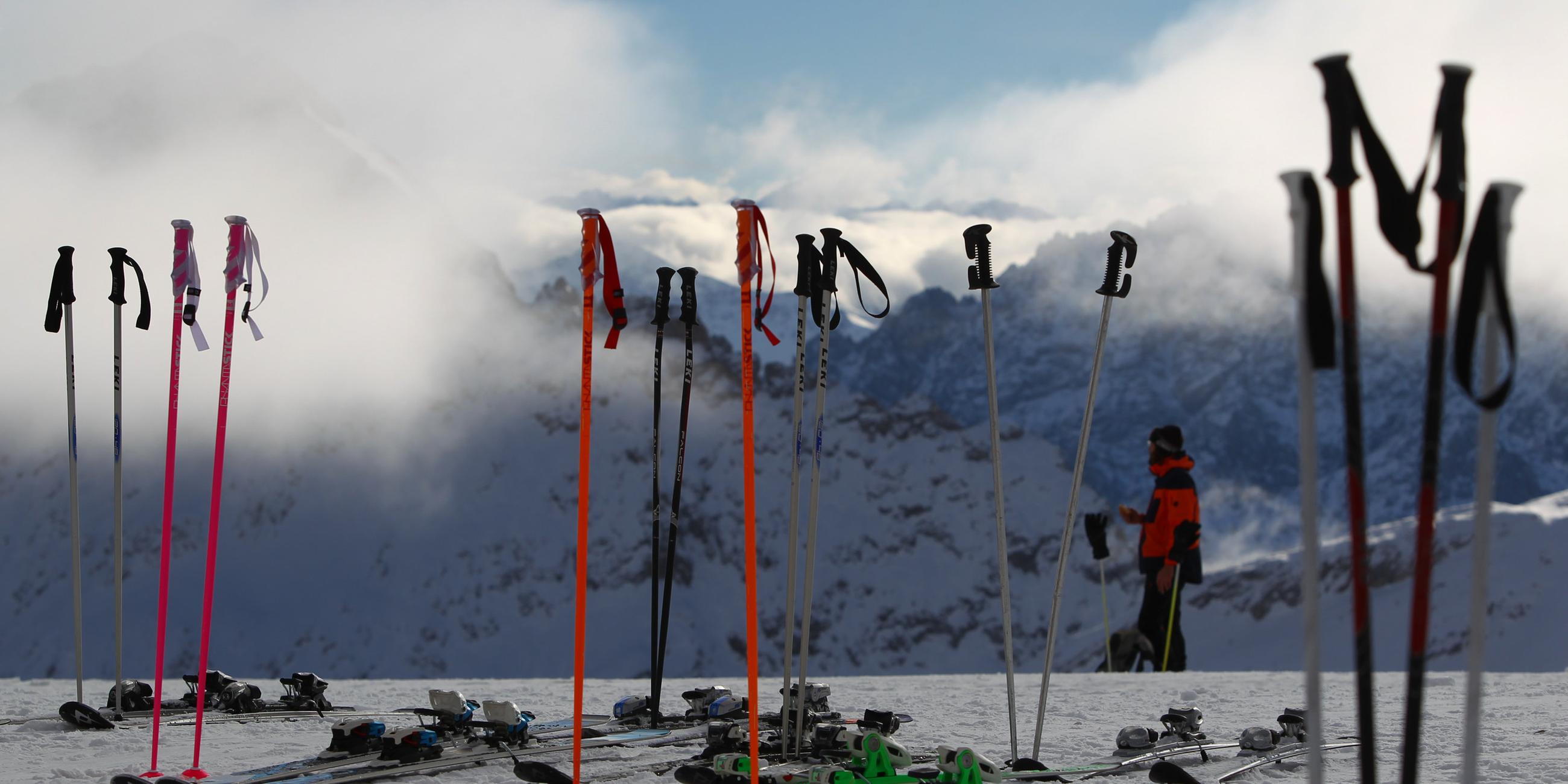 Skier und Skistöcke auf der Zugspitze