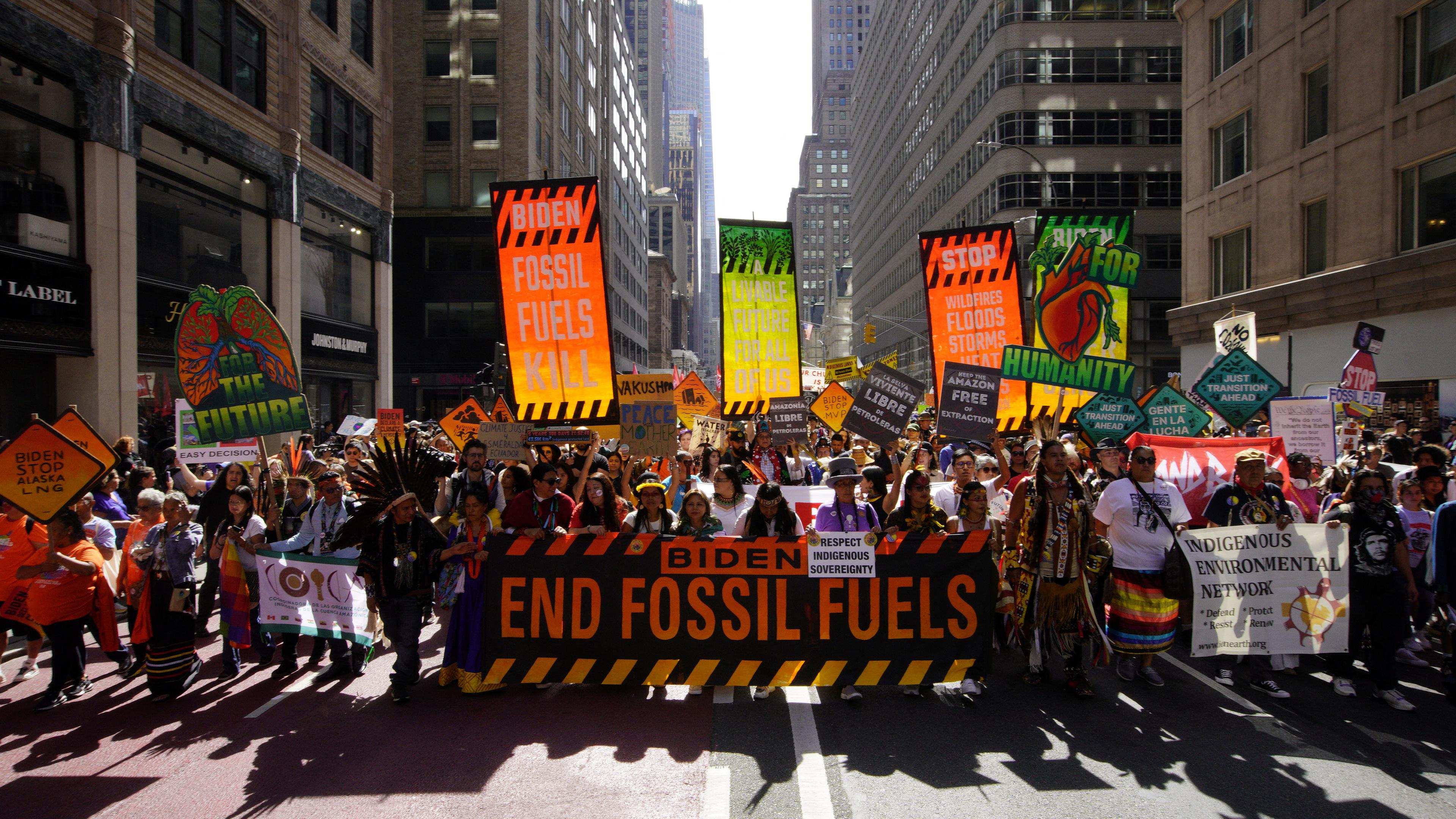 Aktivisten in New York fordern die Abkehr von fossilen Brennstoffen.