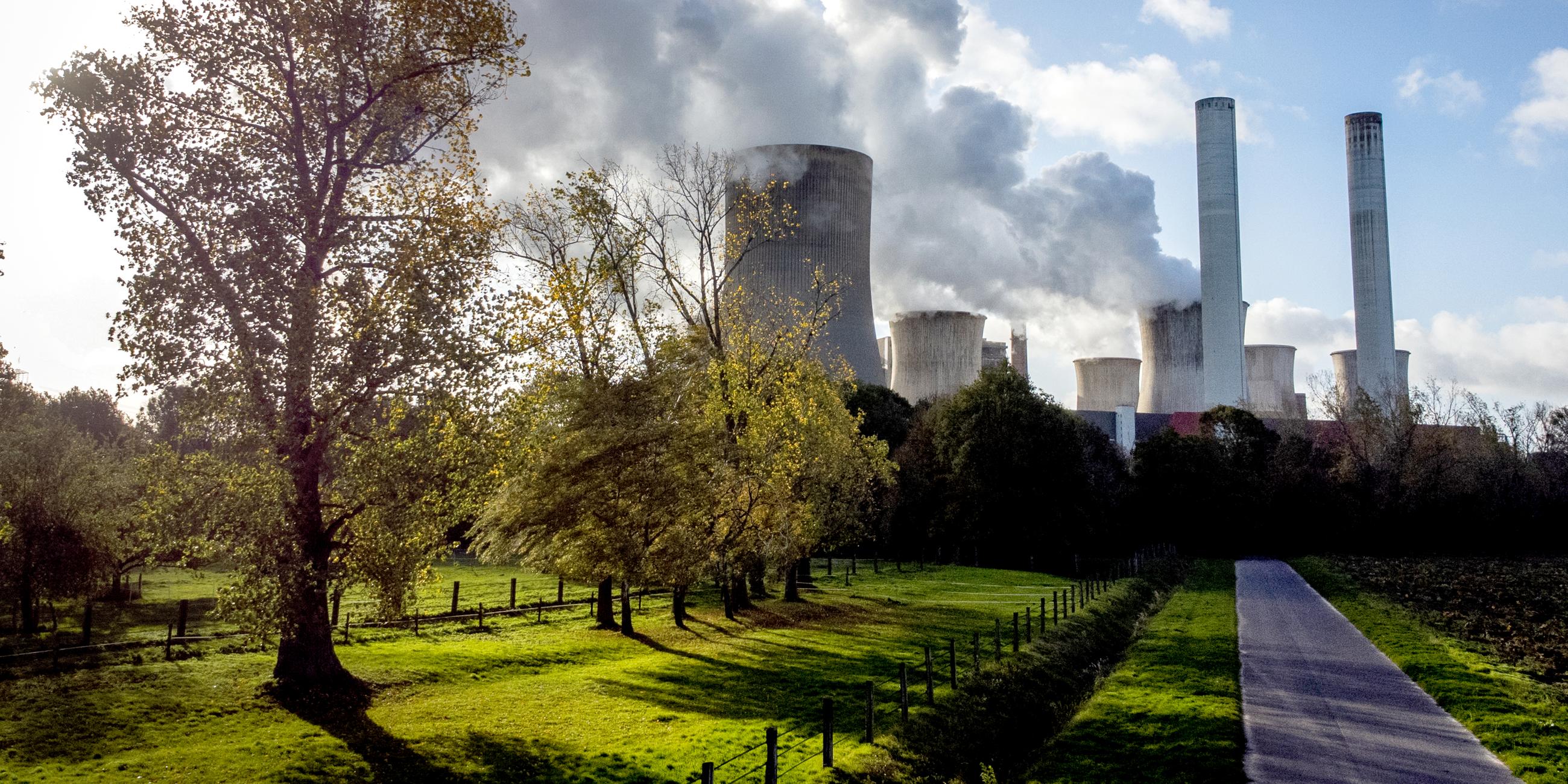 Dampf steigt aus dem Kohlekraftwerk Niederaußem in Deutschland