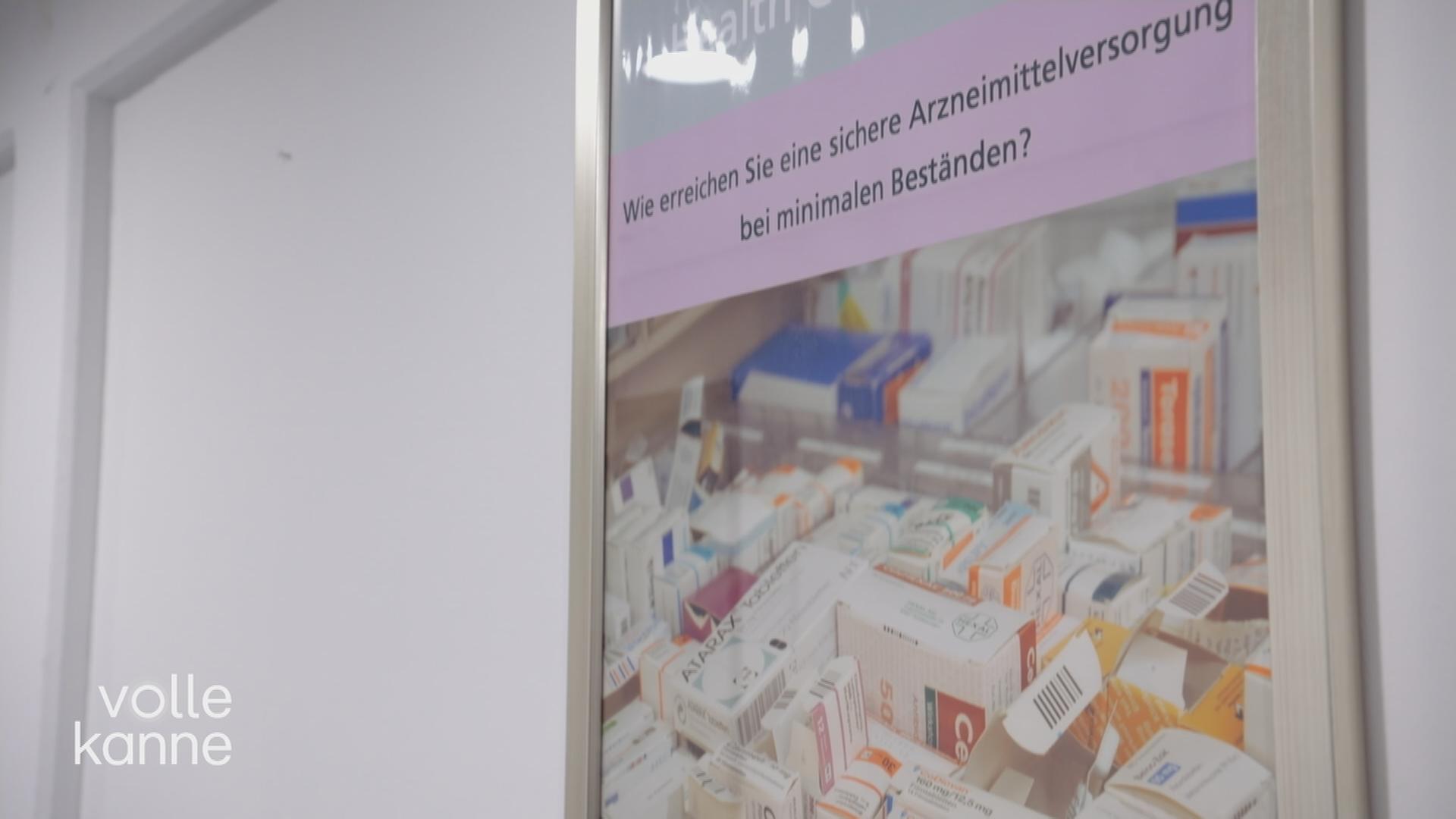 Schild mit "Wir eereichen Sie eine Arzneimittelversorgung bei minimalen Beständen?"