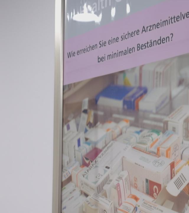 Schild mit "Wir eereichen Sie eine Arzneimittelversorgung bei minimalen Beständen?"