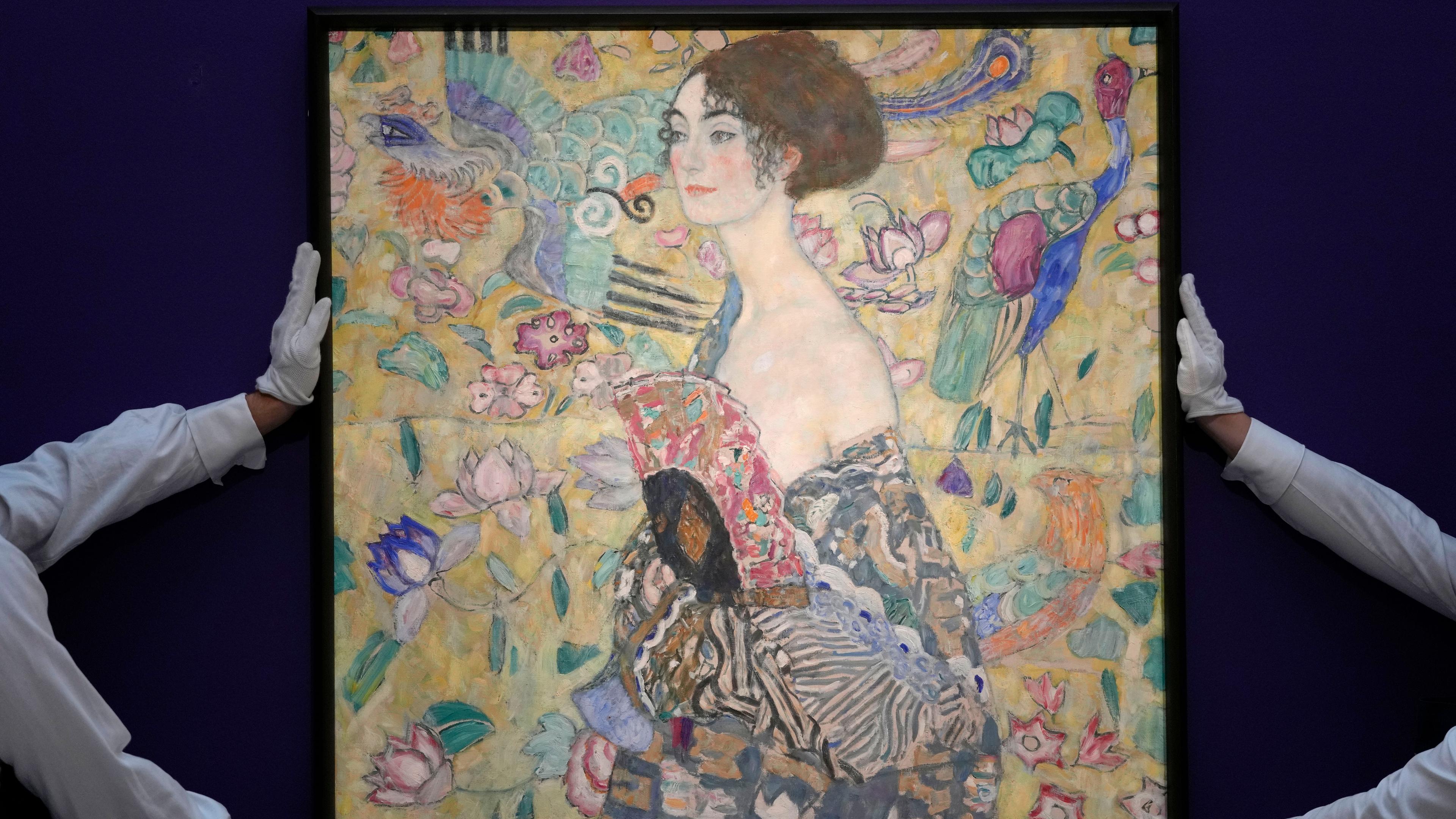 Das Bild zeigt das Gemälde "Dame mit Fächer" des österreichischen Künstlers Gustav Klimt, das in London für 85,3 Millionen Pfund (99,2 Millionen Euro) versteigert worden ist.