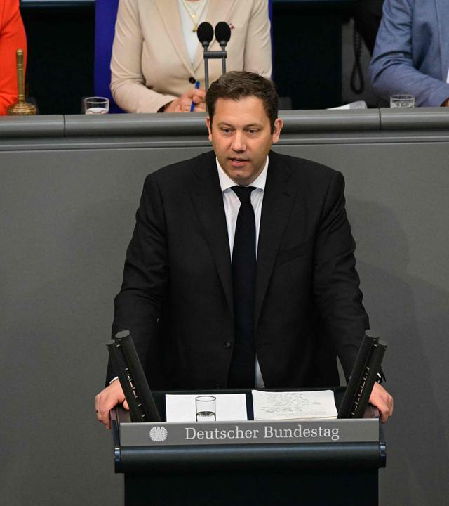 Finanzminister Lars Klingbeil spricht im Bundestag.