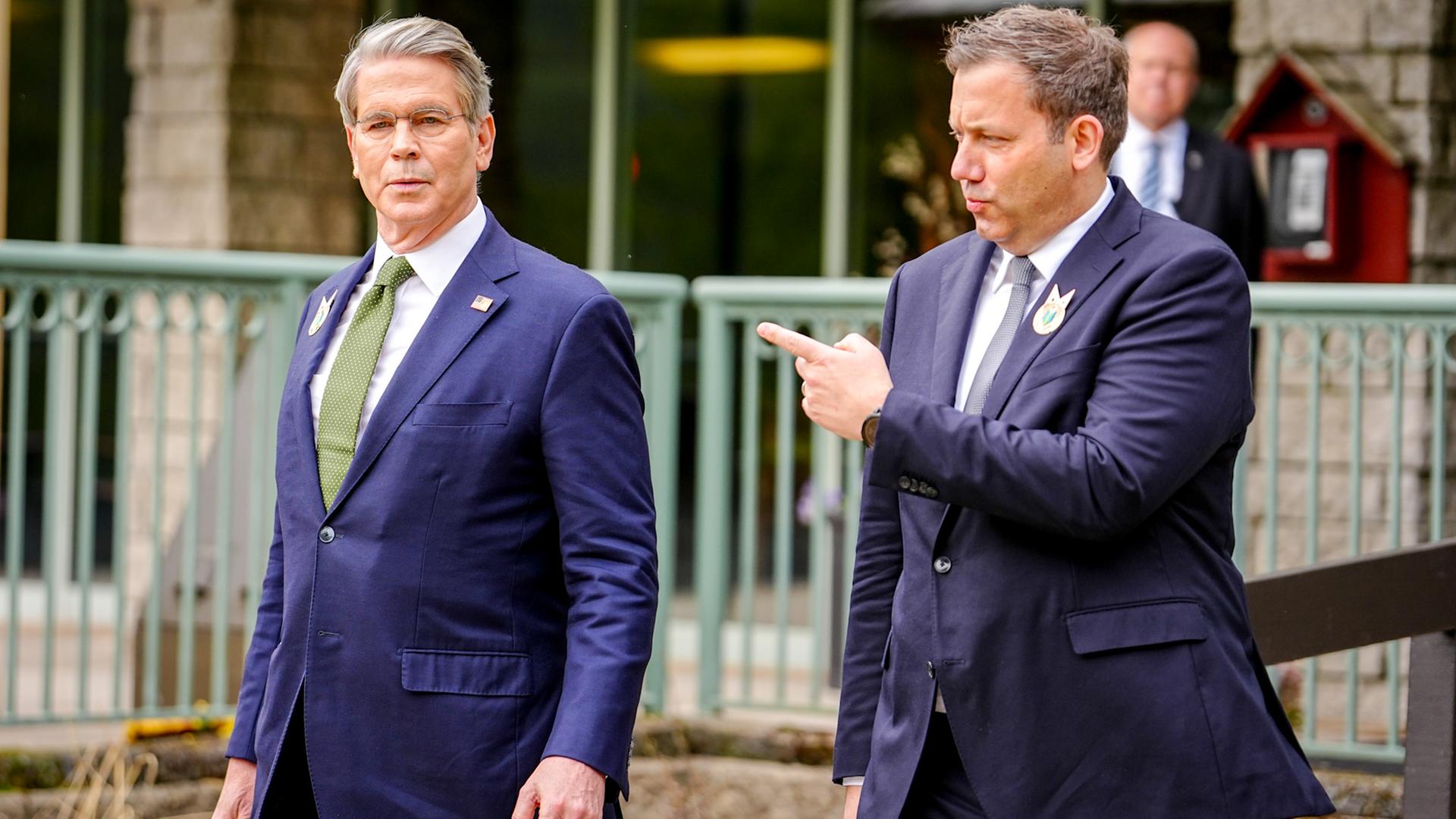  Lars Klingbeil (r, SPD), Bundesminister der Finanzen, Vizekanzler und SPD-Bundesvorsitzender, und Scott Bessent, US-Finanzminister, treffen sich beim Treffen der G7-Finanzminister und Notenbankgouverneure.