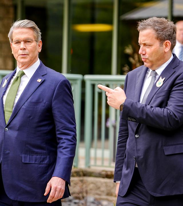  Lars Klingbeil (r, SPD), Bundesminister der Finanzen, Vizekanzler und SPD-Bundesvorsitzender, und Scott Bessent, US-Finanzminister, treffen sich beim Treffen der G7-Finanzminister und Notenbankgouverneure.