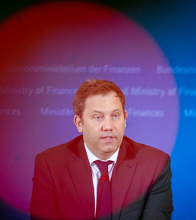 Lars Klingbeil in Anzug bei Pressekonferenz