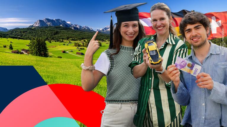 Drei junge Menschen stehen vor einer Deutschen, Schweizer und Österreichischen Flagge und Alpenpanorama: Science Podcasterin Julia Nestlen trägt einen Doktorhut, Journalistin Kathrin Hönegger hält ein kleines Auto und News-Tiktoker Idan Hanin zeigt einen Geldschein.