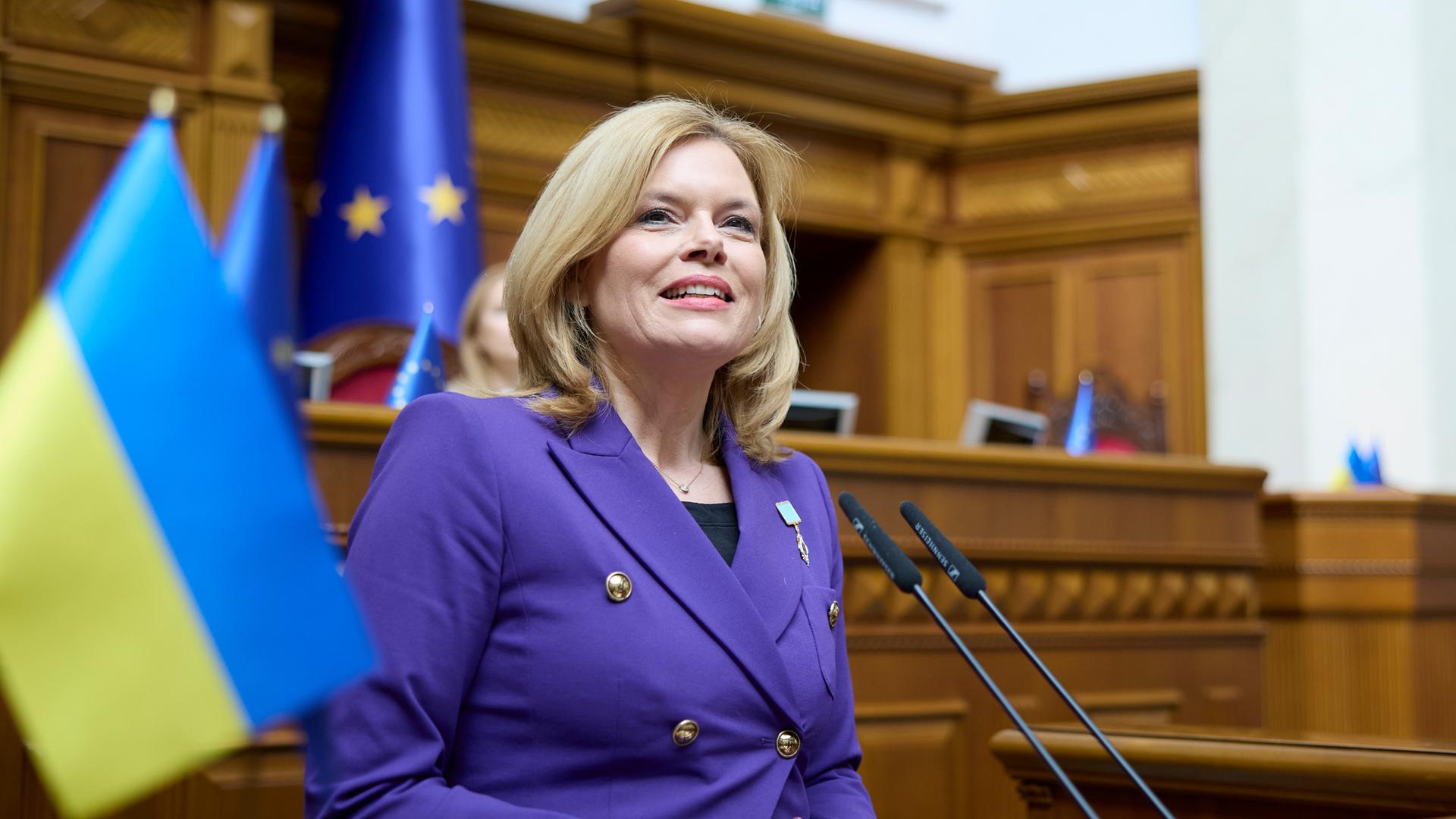 Bundestagspräsidentin Julia Klöckner im ukrainischen Parlament.