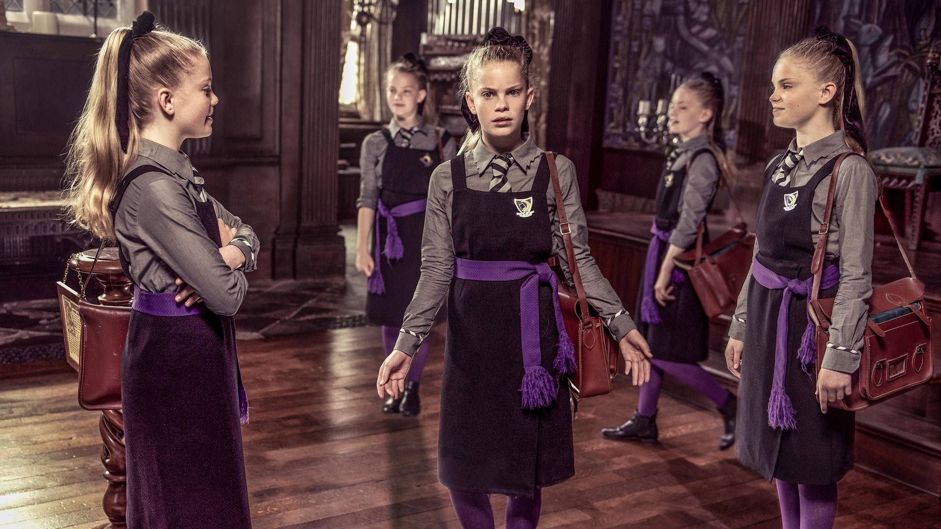 Esther steht in der Mitte und ist von ihren Klonen umgeben.