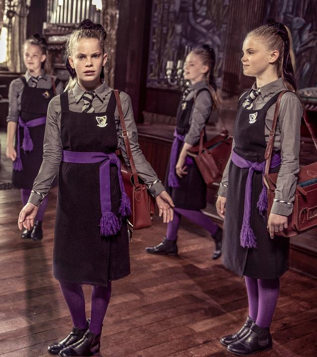 Esther steht in der Mitte und ist von ihren Klonen umgeben.