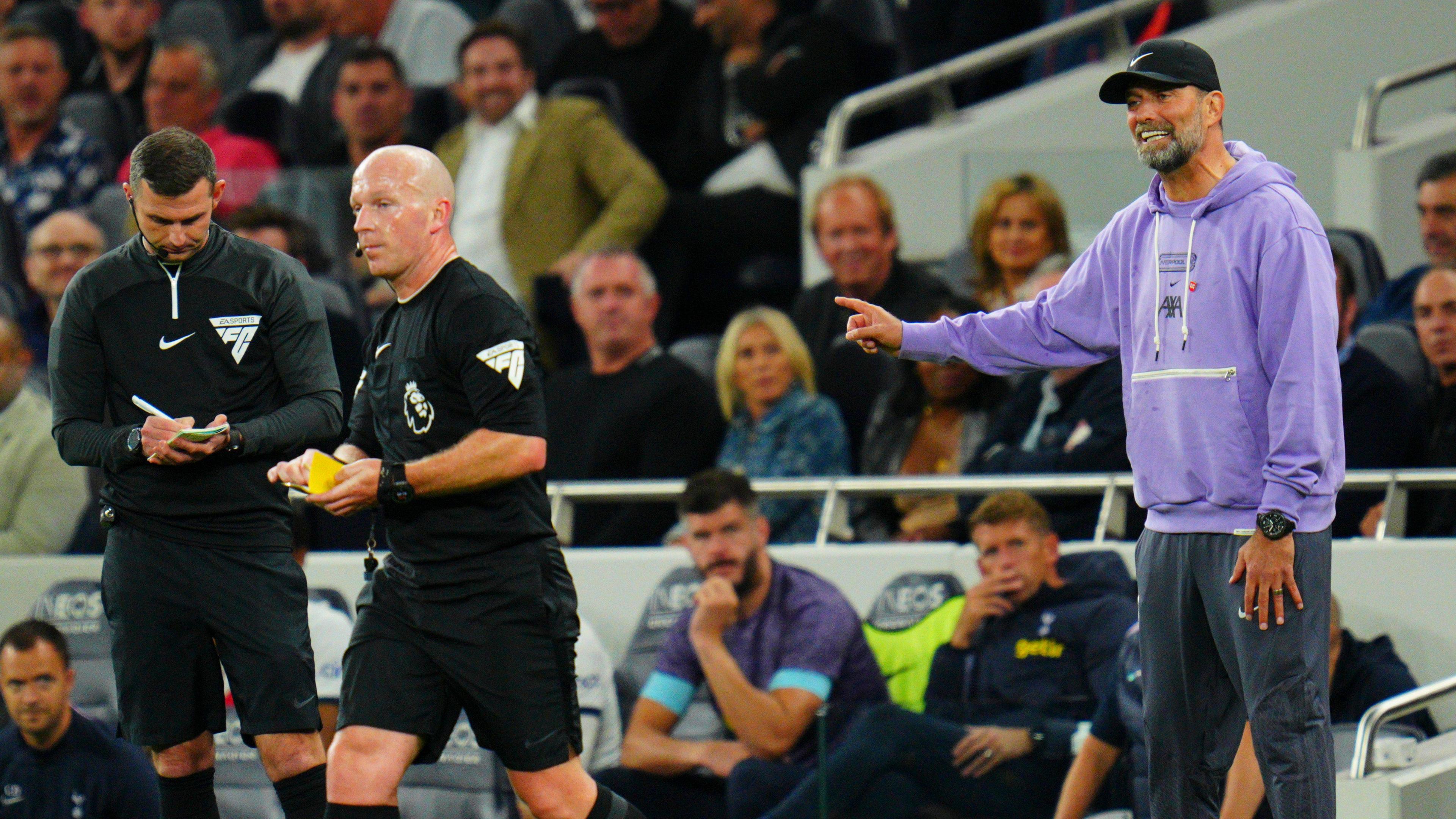 Liverpool-Coach Jürgen Klopp deutet im Spiel gegen Tottenham auf den Schiedsrichter