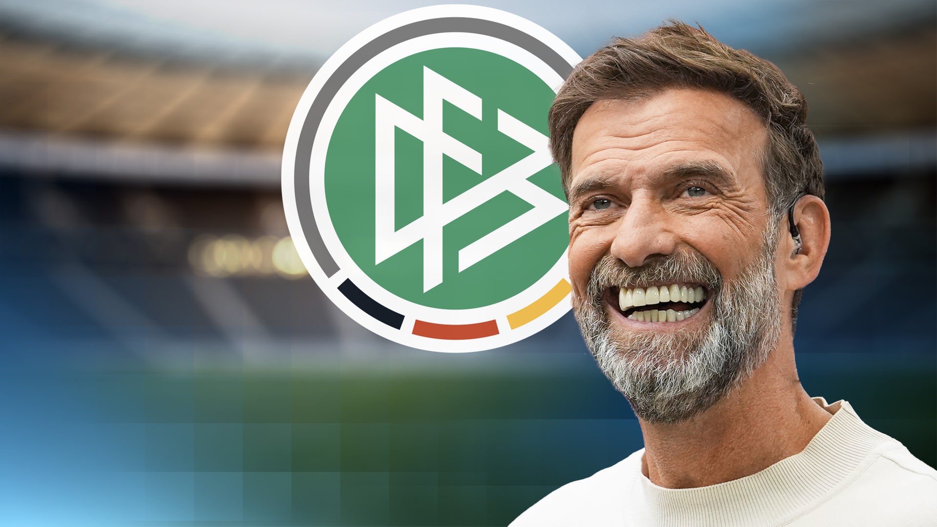 Jürgen Klopp vor dem DFB-Logo