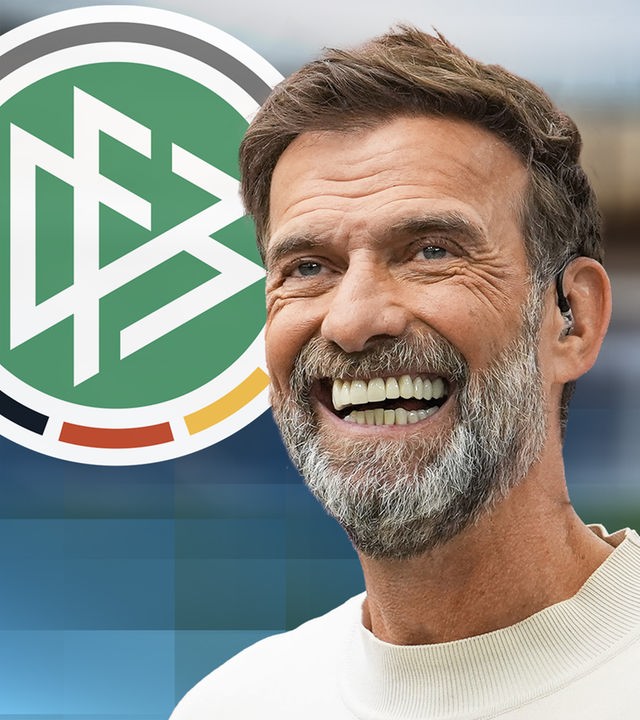 Jürgen Klopp vor dem DFB-Logo