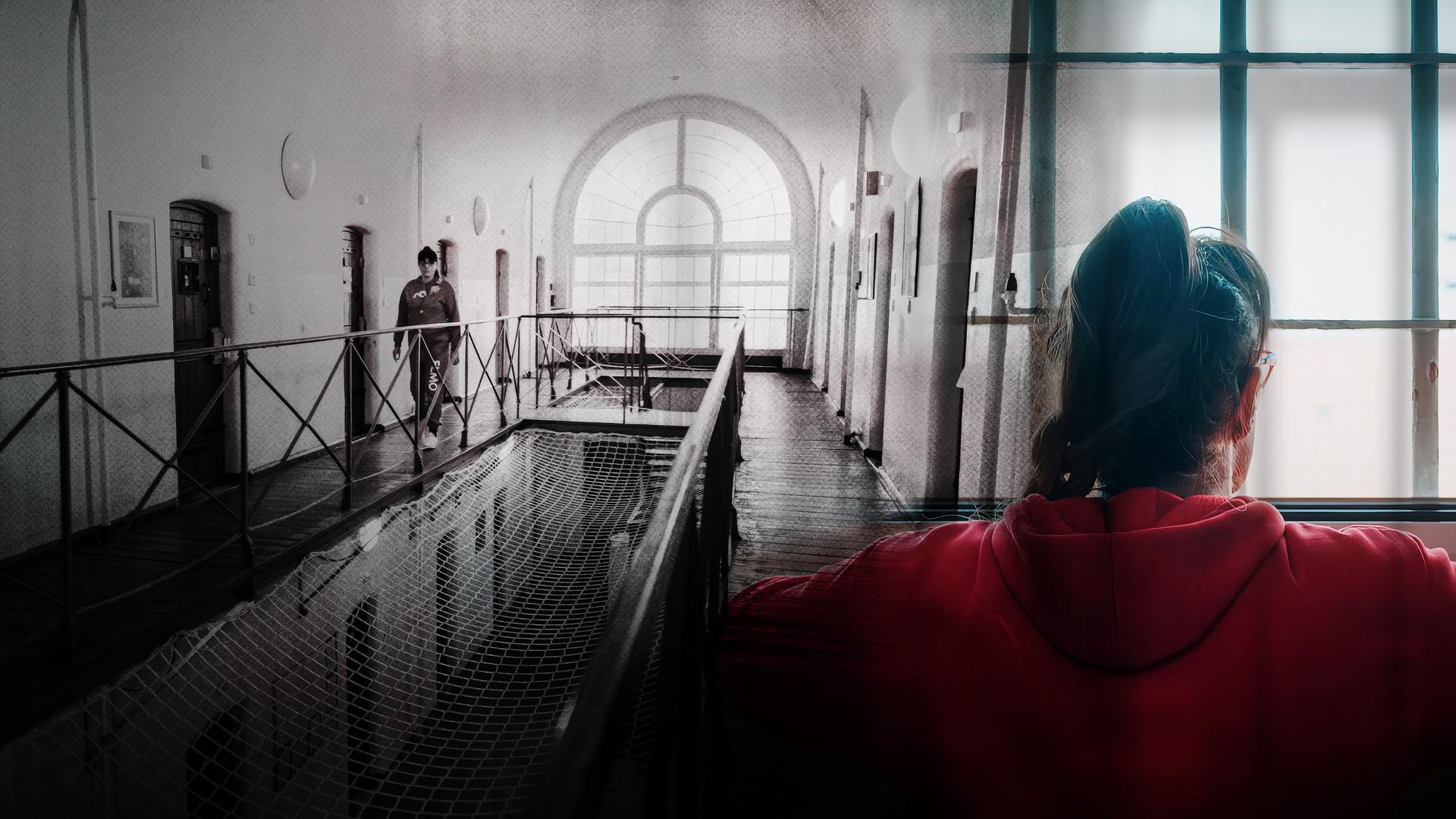Eine Collage aus zwei Szenen: Links eine düstere Aufnahme eines Gefängnisflurs mit Zellentüren, rechts eine farbige Szene, in der eine Gefangene durch ein vergittertes Fenster nach draußen blickt.