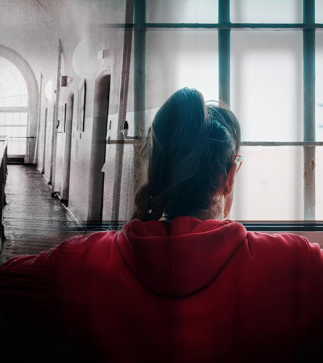 Eine Collage aus zwei Szenen: Links eine düstere Aufnahme eines Gefängnisflurs mit Zellentüren, rechts eine farbige Szene, in der eine Gefangene durch ein vergittertes Fenster nach draußen blickt.