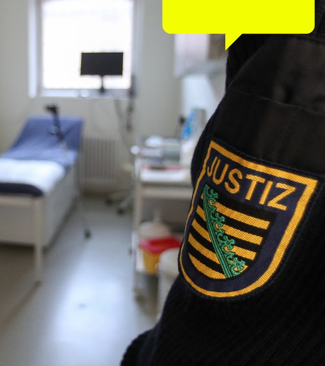 Eine Justizvollzugsbeamtin steht in einem Behandlungsraum für ältere Häftlinge im Seniorentrakt einer JVA.