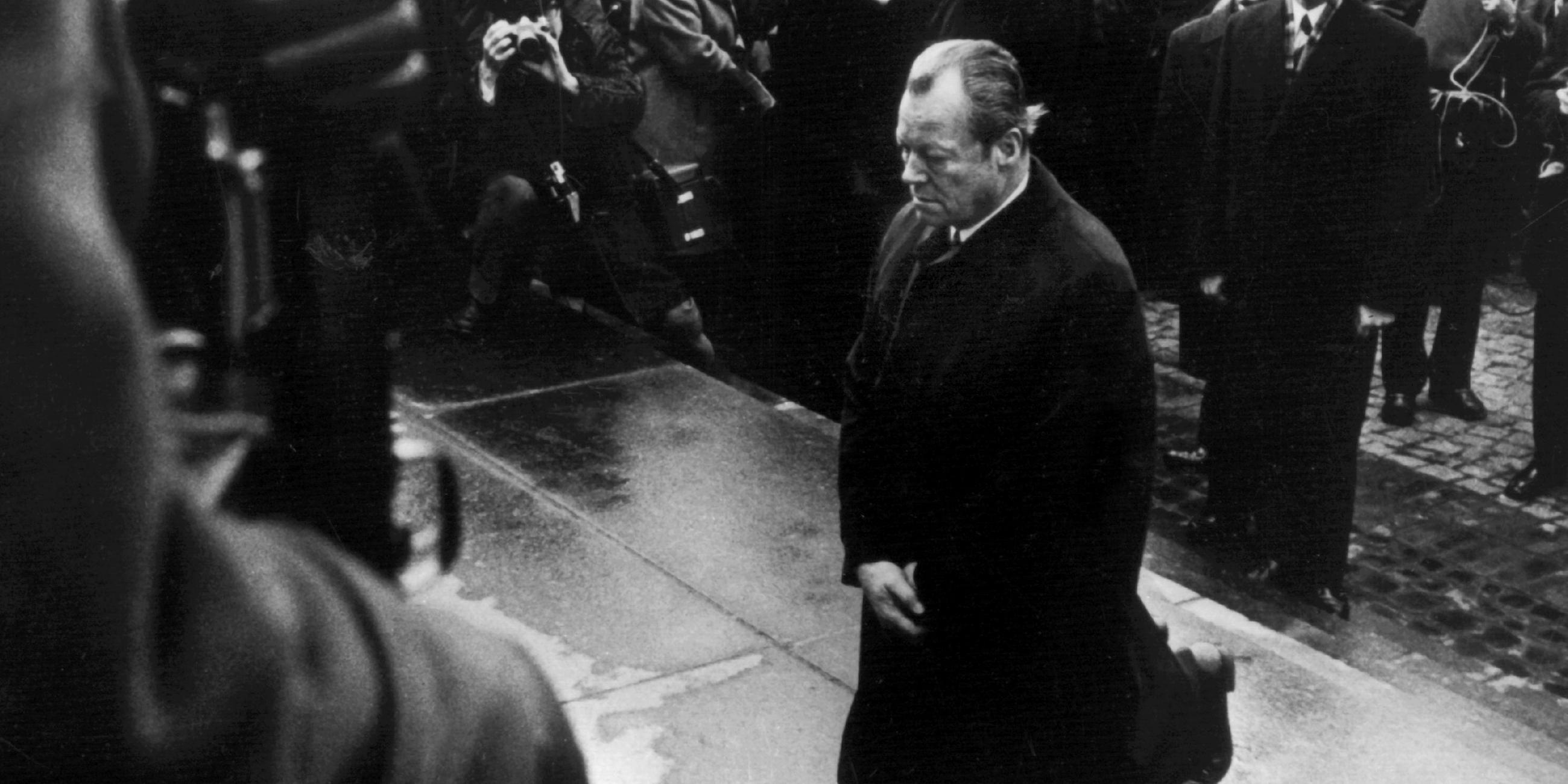 Bundeskanzler Willy Brandt kniet vor dem Mahnmal im einstigen jüdischen Ghetto in Warschau  (07. Dez. 1970 )