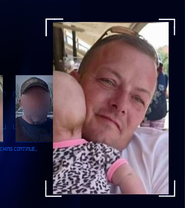 Ein Mann, ca 35 jahre alt, trägt eine Sonnebrille auf dem Kopf. Er hat sehr kurze dunkle Haare und lächelt Richtung Kamera. Ein Teil des Kopfes ist nicht zu sehen, da er ein Baby auf dem Arm trägt, das von hinten zu sehen ist. Er selbst hat ein weißes T-Shirt an, da Baby ein schwarzweißes Kurzarm-Shirt mit Kuhfleckenmuster. Die Nähte sind mit rosa farbenem Stoff verziert. Links daneben: Lichtschematische Darstellung eines Fingerabdrucks.