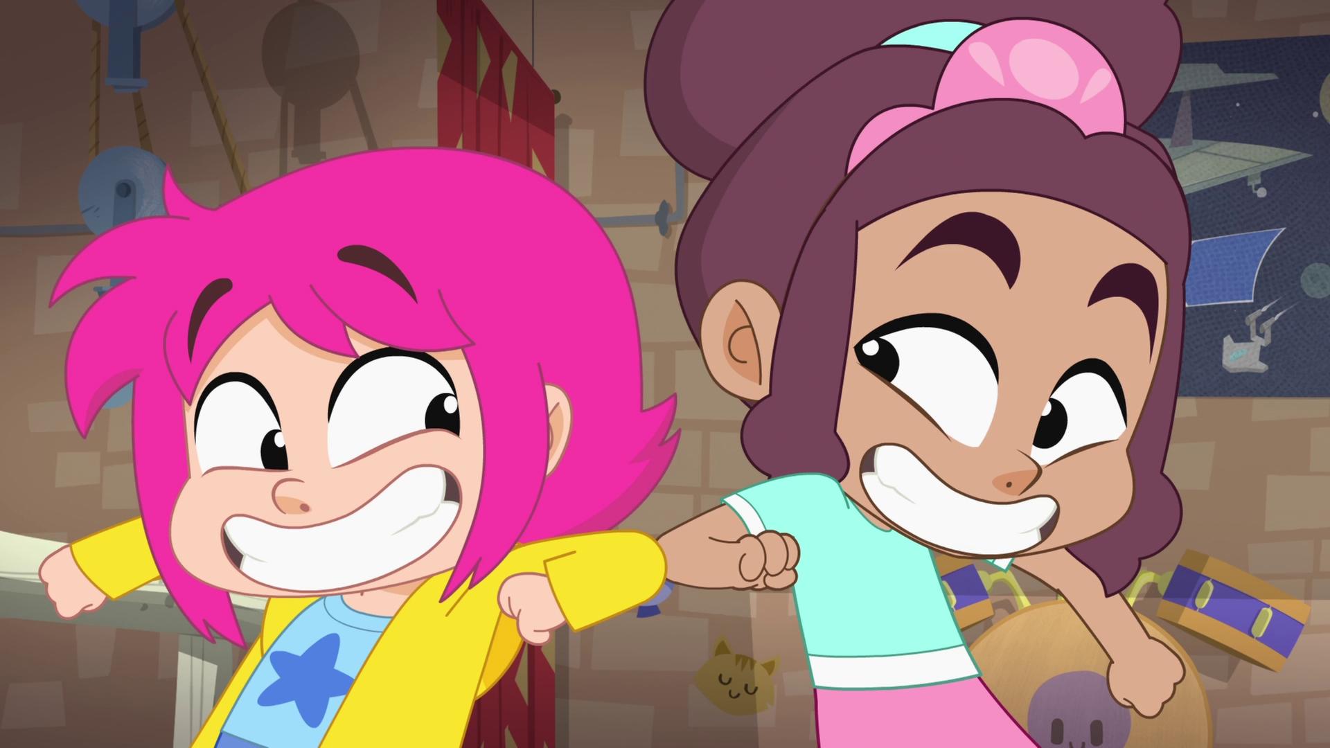 Rebecca (links) und Nadine (rechts) grinsen und stoßen sich gegenseitig mit dem Ellenbogen an.