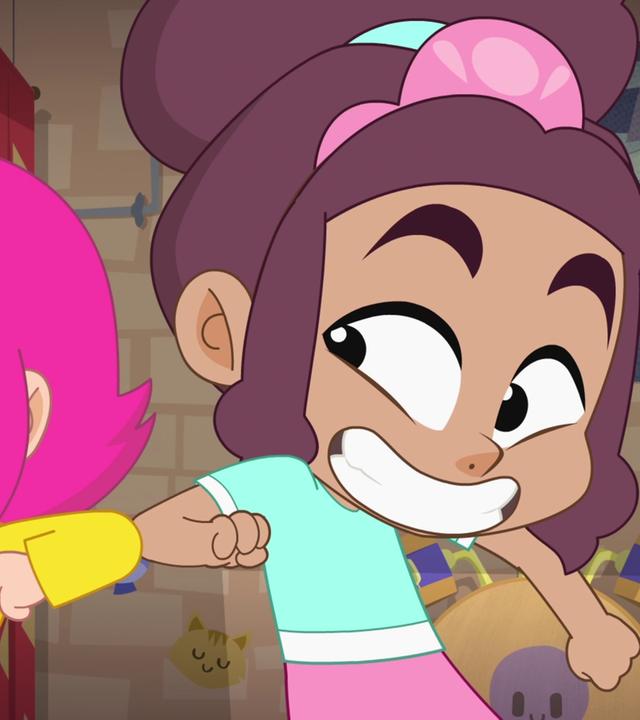 Rebecca (links) und Nadine (rechts) grinsen und stoßen sich gegenseitig mit dem Ellenbogen an.