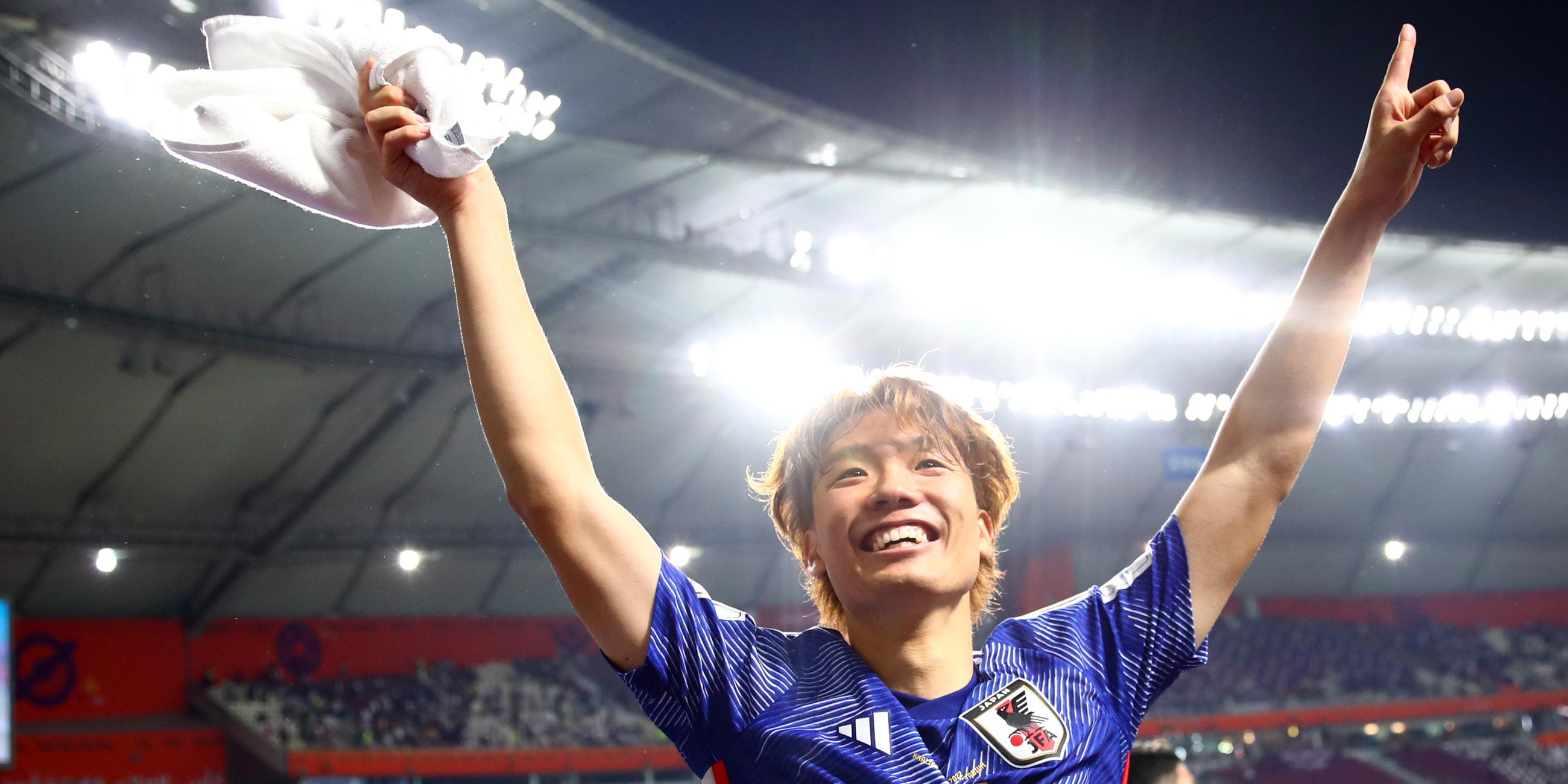 Fußball-WM 2022, Deutschland - Japan: Ko Itakura (Japan) jubelt nach dem Spiel über den Sieg.