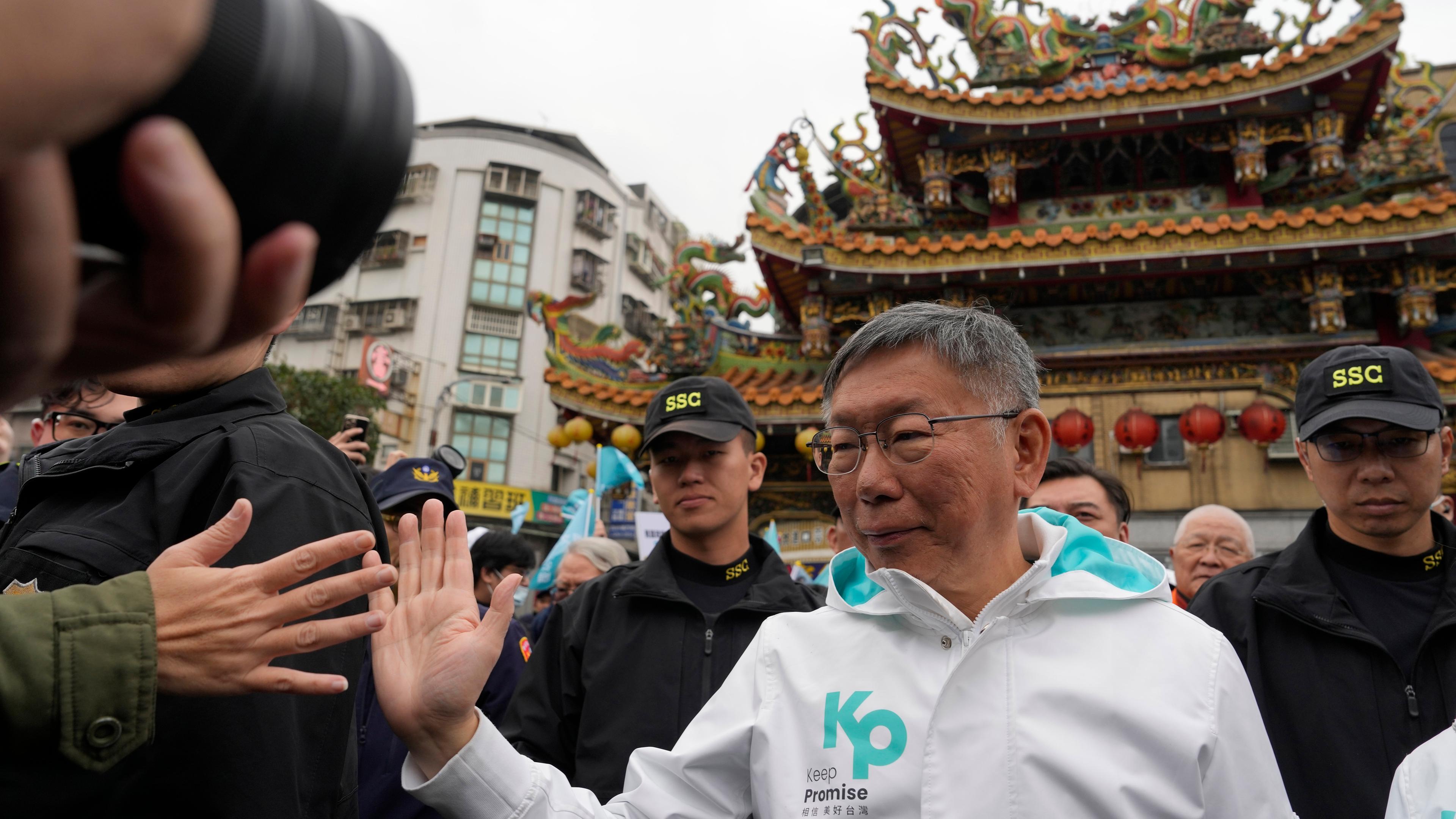 Ko Wen-je, Präsidentschaftskandidat der Volkspartei Taiwans (TPP), kommt im Rahmen seines Wahlkampfes in einem Tempel an, um für seinen Erfolg zu beten. 