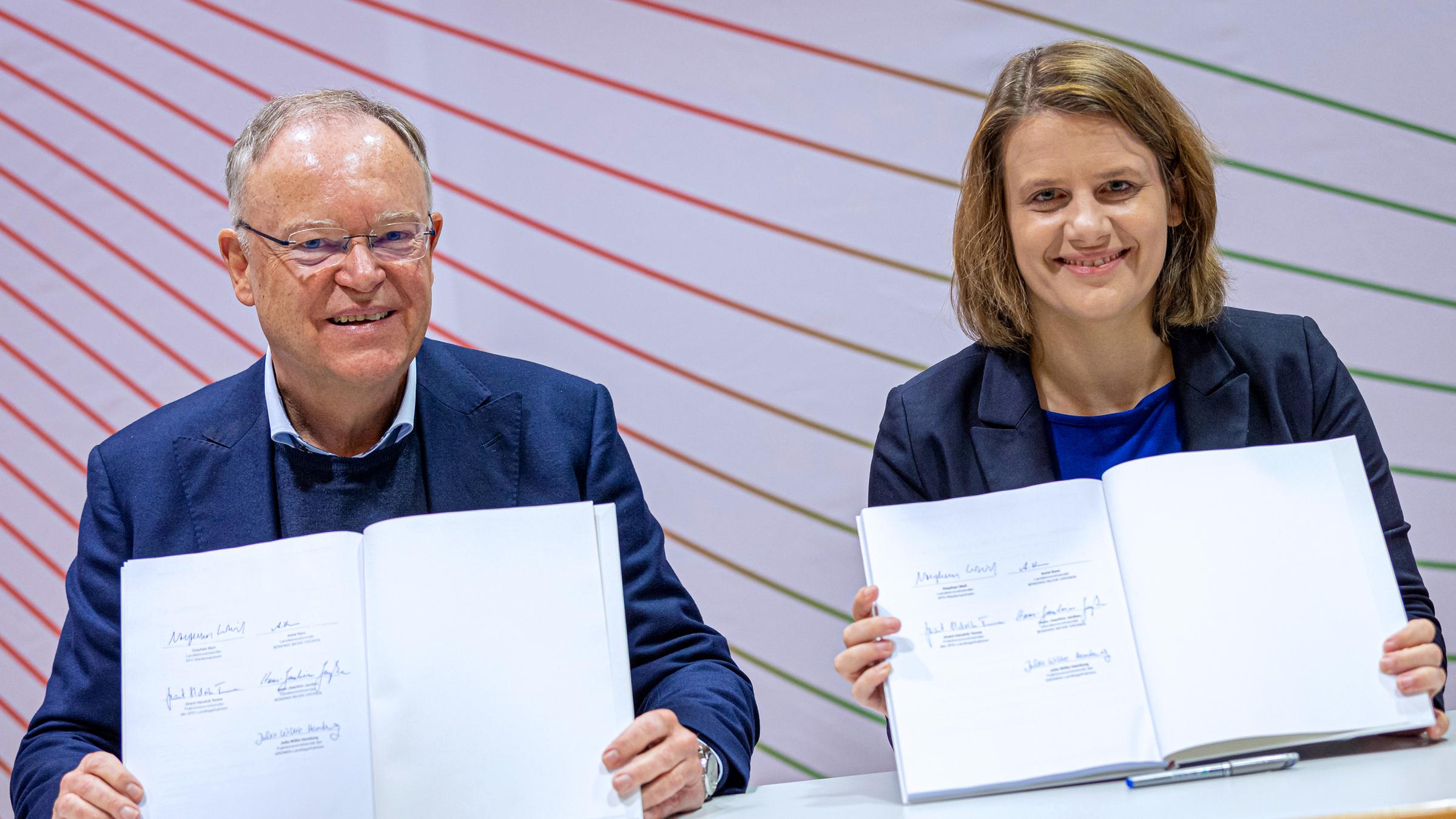 Unterzeichnung des Koalitionsvertrags von SPD und Grünen in Niedersachsen