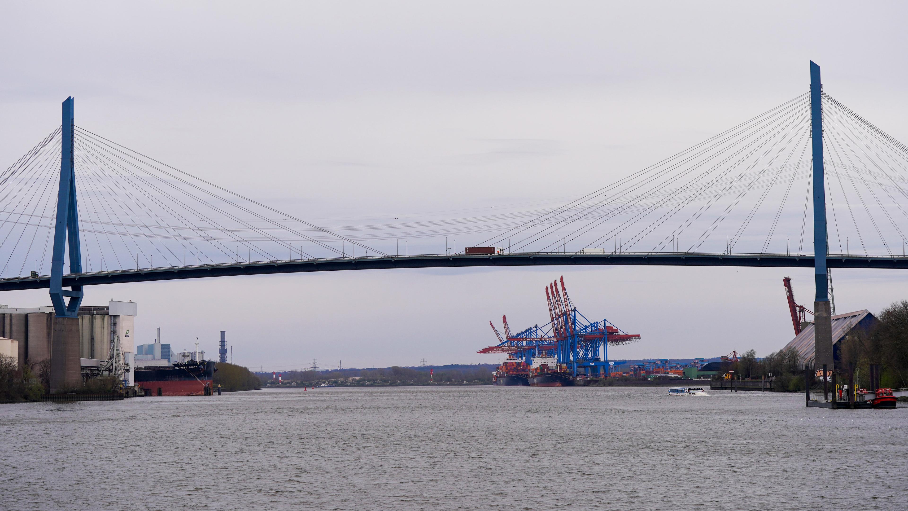 Blick auf die Köhlbrandbrücke im Hamburger Hafen