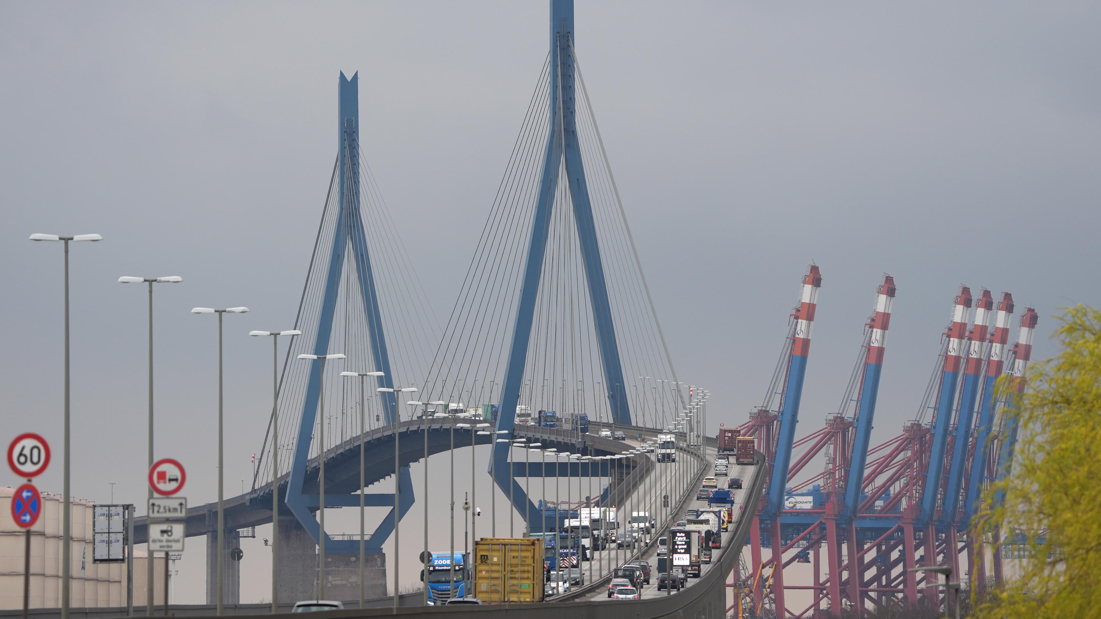 Hamburg: Lastwagen und Autos fahren über die Köhlbrandbrücke im Hamburger Hafen. 