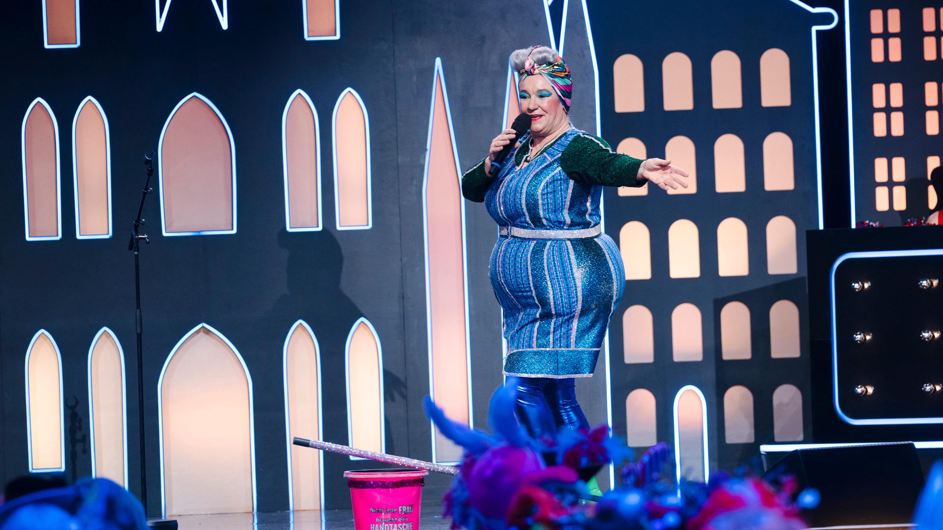 Annette Esser als Putzfrau "Achnes Kasulke" bei "Kölle Alaaf"