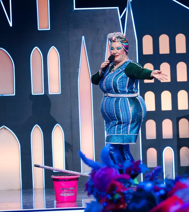 Annette Esser als Putzfrau "Achnes Kasulke" bei "Kölle Alaaf"