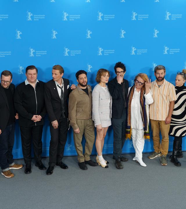 Sol Bondy, Michael Chernus, Alexander Scheer, John Magaro, Mala Emde, Ido Fluk, Vera Brandes und Fred Burle posieren beim „Köln 75“-Fotocall während der 75. Internationalen Filmfestspiele Berlin im Grand Hyatt Hotel in Berlin, Deutschland