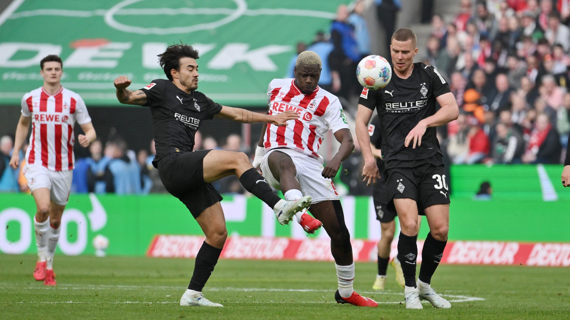 Jens Castrop (Borussia Mönchengladbach), Ragnar Ache (1.FC Köln), Nico Elvedi (Borussia Mönchengladbach) kämpfen. 