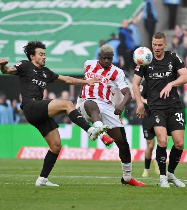 Jens Castrop (Borussia Mönchengladbach), Ragnar Ache (1.FC Köln), Nico Elvedi (Borussia Mönchengladbach) kämpfen. 