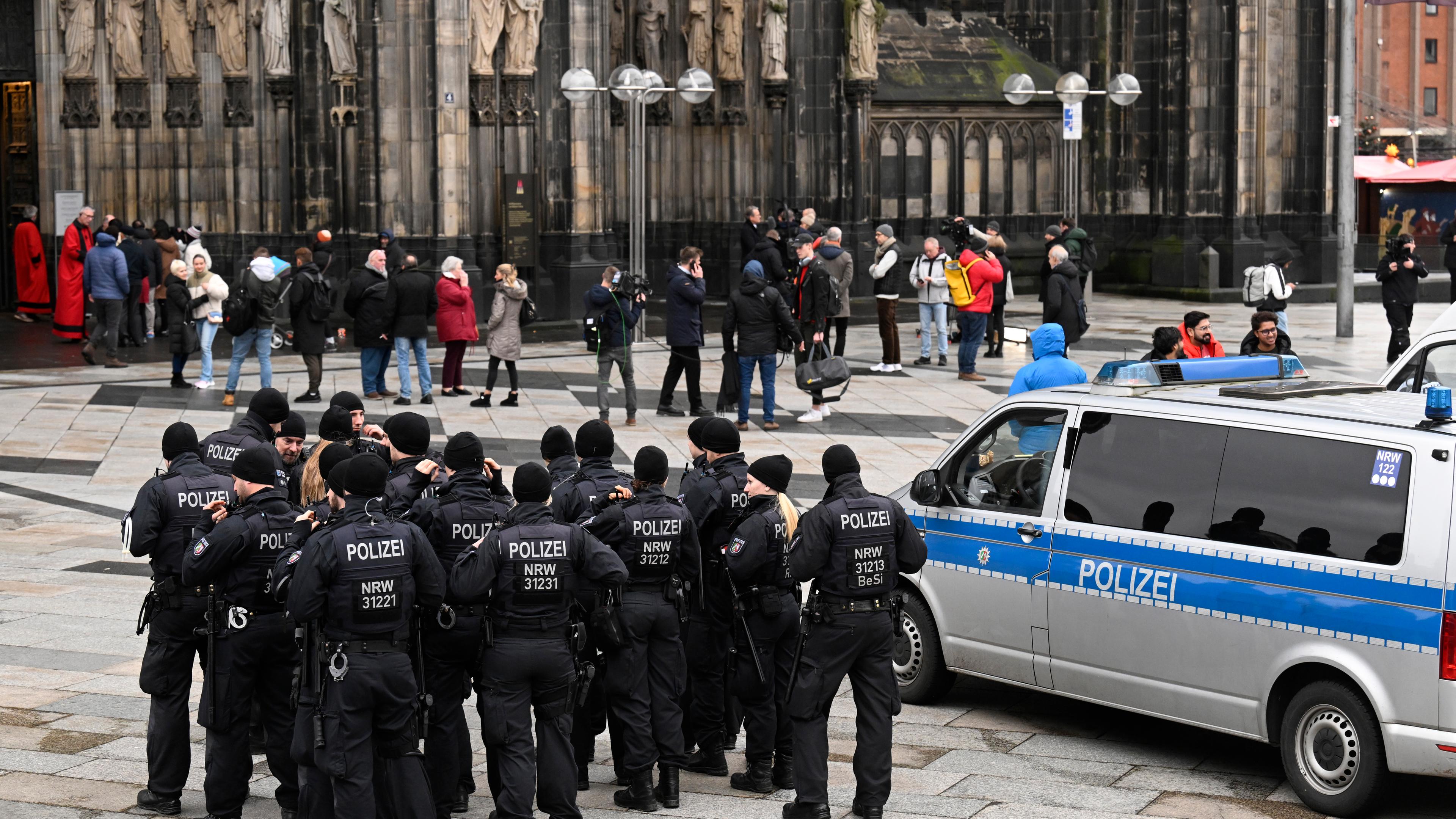 Polizisten patrouillieren am Eingang des Kölner Doms am Weihnachtstag.