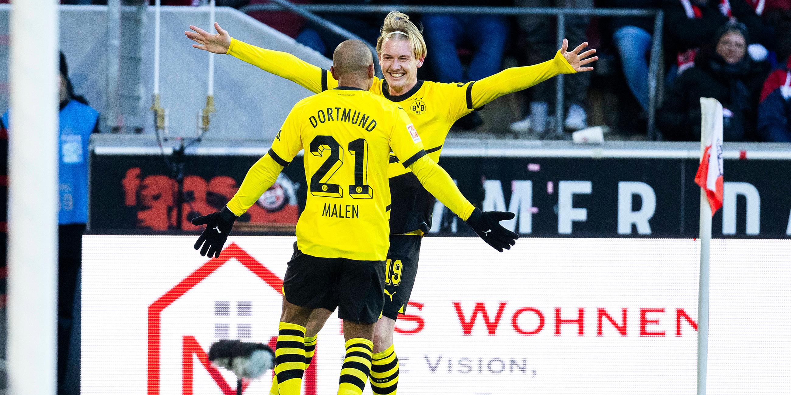 Donyell Malen (Dortmund) (L) schiesst das 1:0 Tor und jubelt mit Julian Brandt (Dortmund) im Spiel.