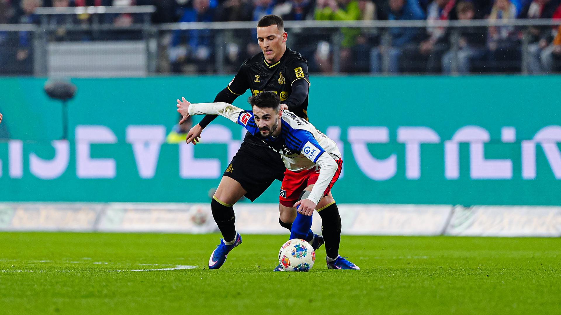 Said El Mala (1. FC Köln) und Fabio Vieira (Hamburger SV) im Zweikampf am 14.03.2026 in Hamburg. 