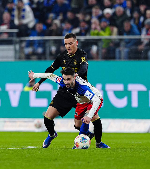 Said El Mala (1. FC Köln) und Fabio Vieira (Hamburger SV) im Zweikampf am 14.03.2026 in Hamburg. 