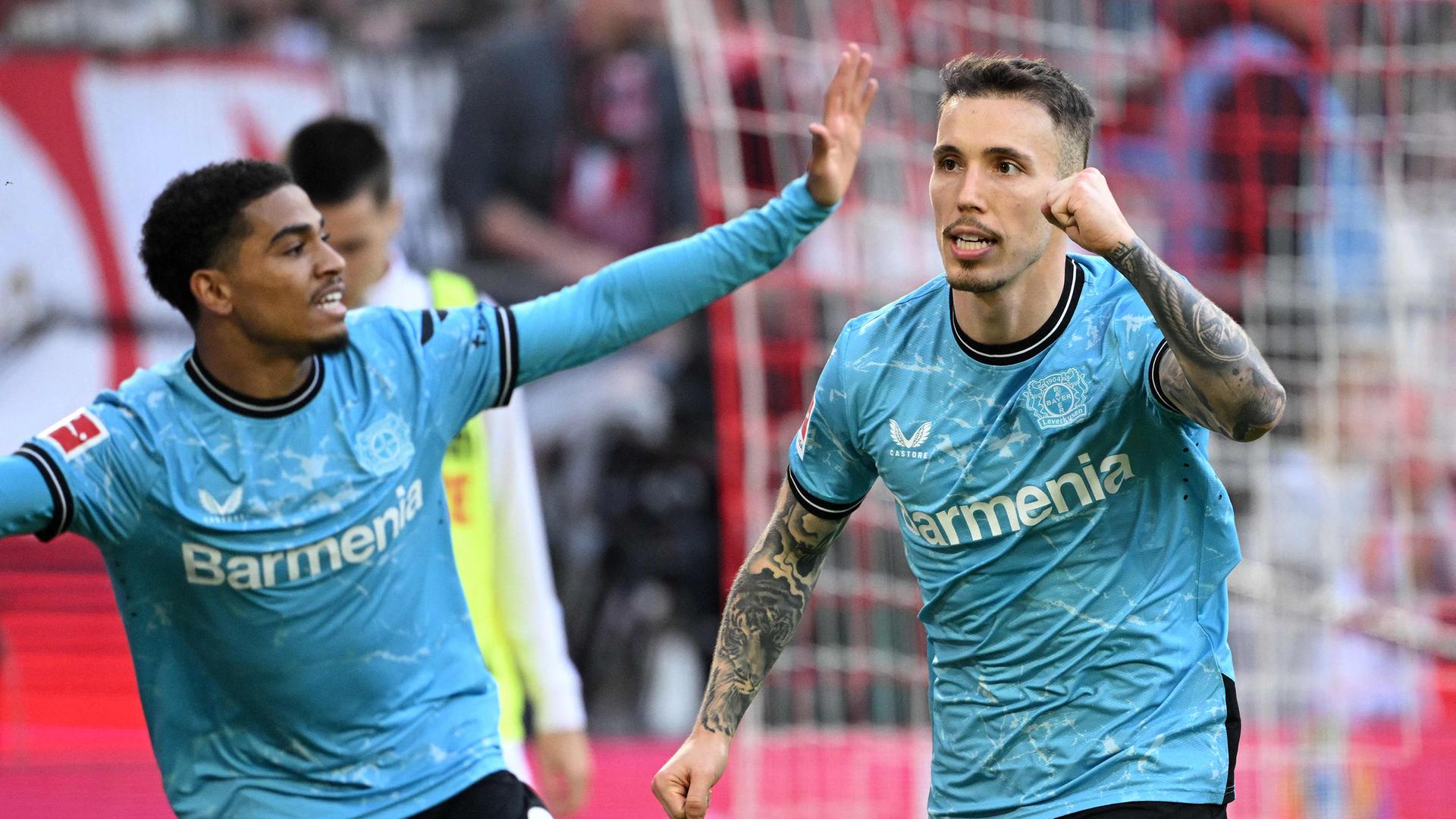 Amine Adli und Alejandro Grimaldo (r) feiern das 2:0 gegen den 1.FC Köln