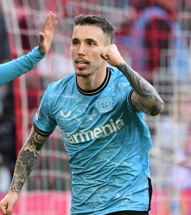 Amine Adli und Alejandro Grimaldo (r) feiern das 2:0 gegen den 1.FC Köln