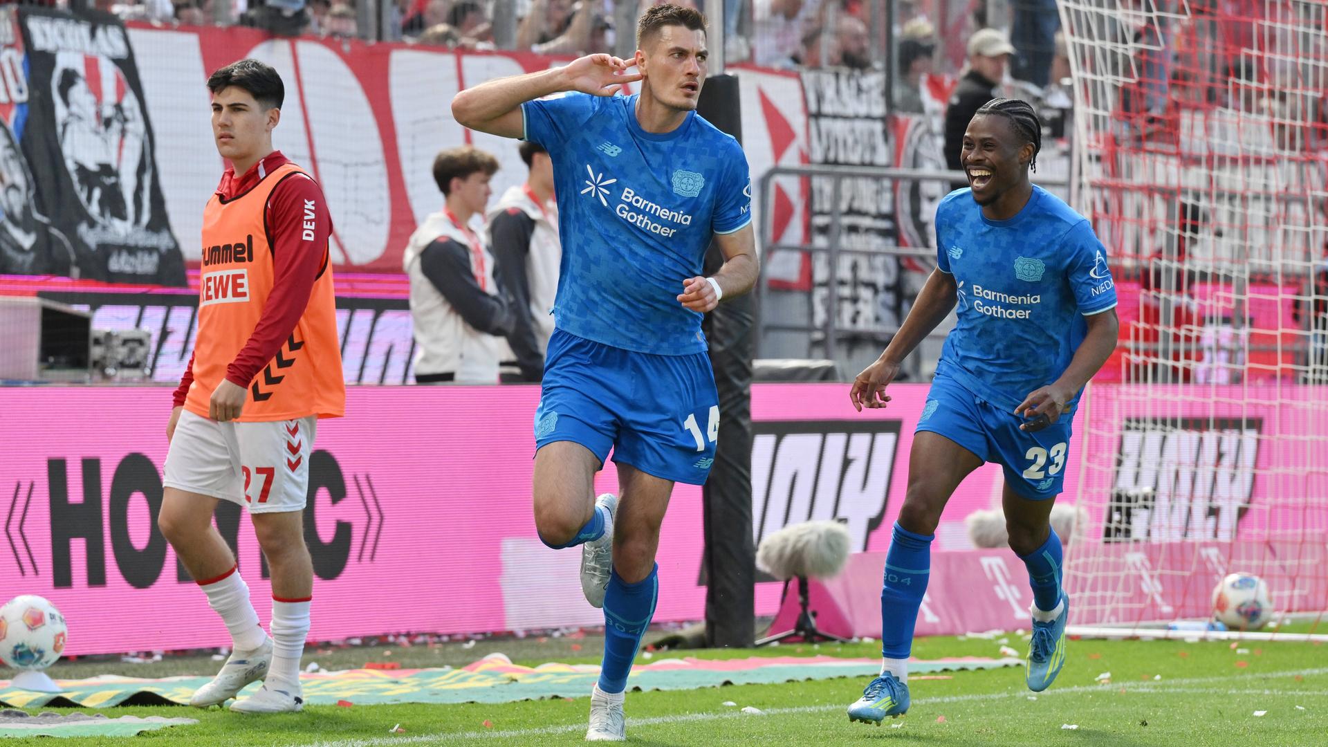 Leverkusens Stürmer Patrik Schick jubelt zusammen mit seinem Teamkameraden Nathan Tella nach seinem Treffer zum 0:2 gegen den 1. FC Köln