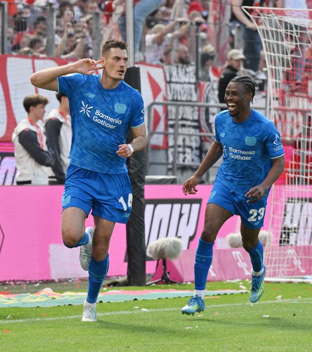 Leverkusens Stürmer Patrik Schick jubelt zusammen mit seinem Teamkameraden Nathan Tella nach seinem Treffer zum 0:2 gegen den 1. FC Köln