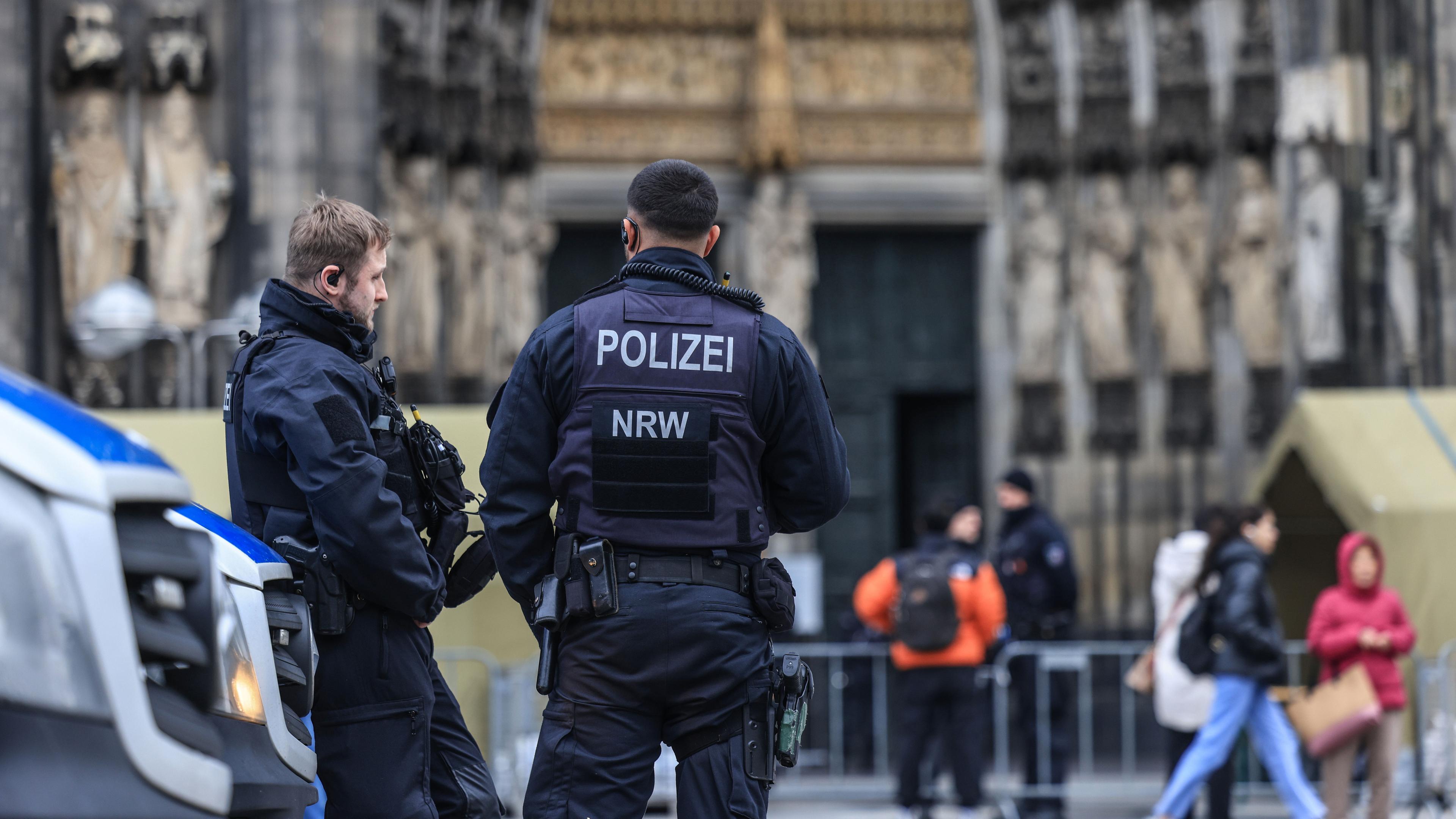 Polizisten stehen am 27.12.2023 vor dem Kölner Dom.