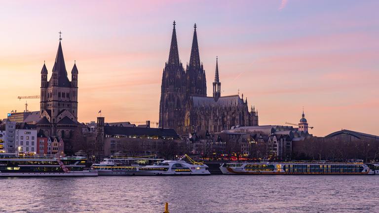 Die zwei Türme des Kölner Doms in der Dämmerung.